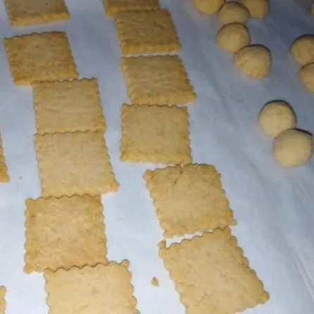 Panggang dalam oven dengan suhu 150 DC selama 30-35 menit. Dinginkan dan sajikan.