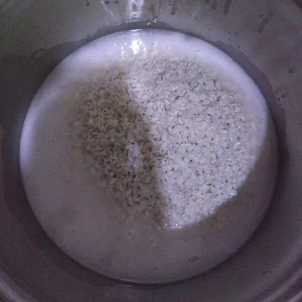 Cuci bersih dan rendam beras ketan putih dalam air selama 2 jam. Setelah itu, masukkan ke dalam panci, tambahkan 140 ml santan kental, air, dan 5 gr garam. Aduk hingga meresap.