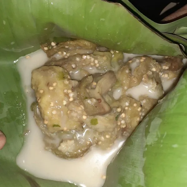 Tuangkan santan yang diperas tadi, lalu bungkus daun pisang.