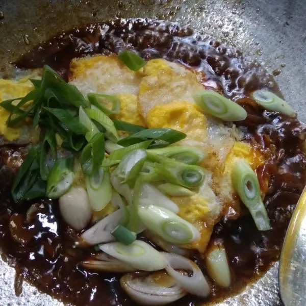 Masukkan telur dan daun bawang, aduk sebentar, angkat dan siap disajikan.