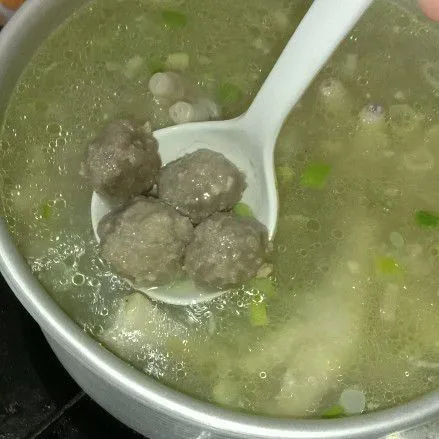 Setelah cekernya matang masukan bakso dan beri sedikit penyedap rasa.