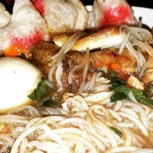 Tuang kaldu ayam kedalam mangkok dan sajikan.