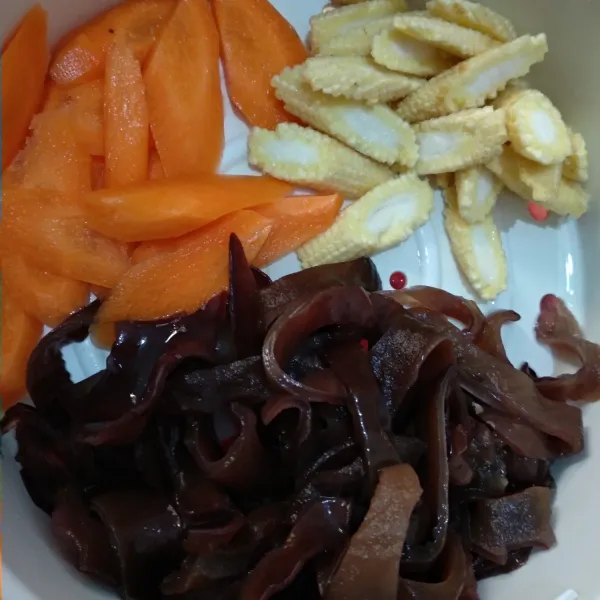 Potong wortel,jagung dan jamur kuping yang sudah direndam sama air panas