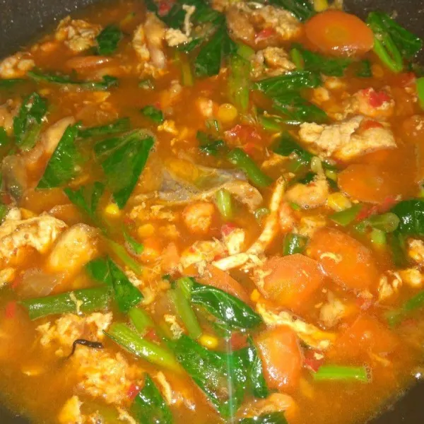 Beri saus tiram, kaldu jamur, lada bubuk, garam dan gula. Lalu koreksi rasa. Jika sudah pas, angkat dan sajikan.