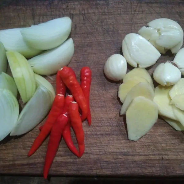 Potong-potong bawang bombay, geprek bawang putih, dan iris tipis jahe.