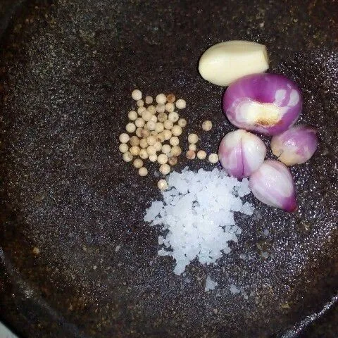 Haluskan 4 siung bawang merah, 1 siang bawang putih, 1sdt merica dan garam secukupnya.