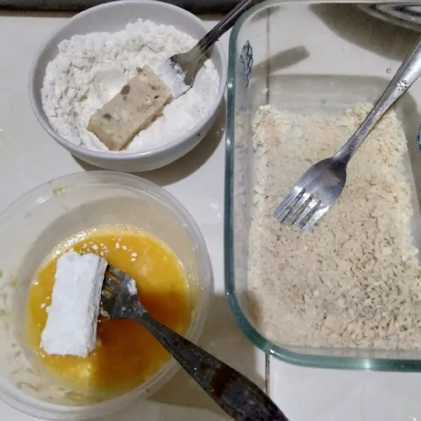 Baluri tahu dengan tepung terigu, telur, kemudian tepung panir. Ulangi hingga tahu habis.