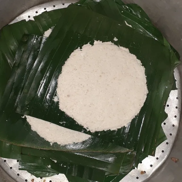 Panaskan panci hingga airnya mendidih, susun semua adonan yang yang sudah dipipihkan. Beri sela agar uap air bisa masuk. Kukus adonan hingga matang, jika adonan sudah terlihat bening tanda singkong sudah matang.