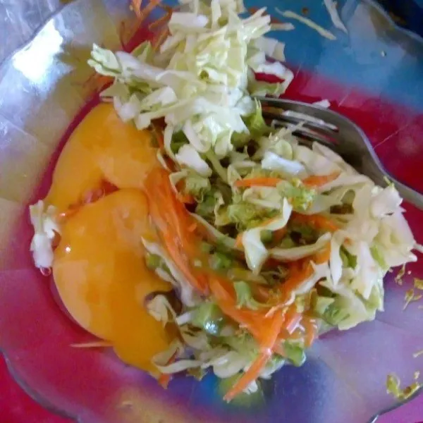 Tambahkan garam, penyedap rasa/kaldu bubuk, merica lalu kocok sampai tercampur, koreksi rasa.