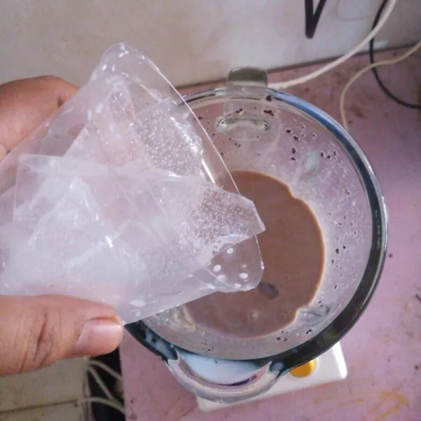 Blender sampai setengah halus lalu masukkan es batu dan blender kembali sampai benar-benar halus.