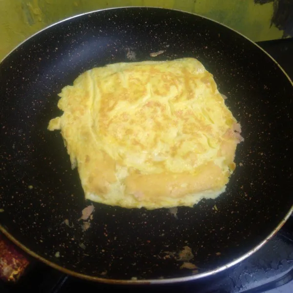 Kocok lepas telur, masak telur di atas wajan anti lengket tanpa menggunakan minyak. Bentuk kotak sesuai ukuran roti gandum. Angkat sisihkan.