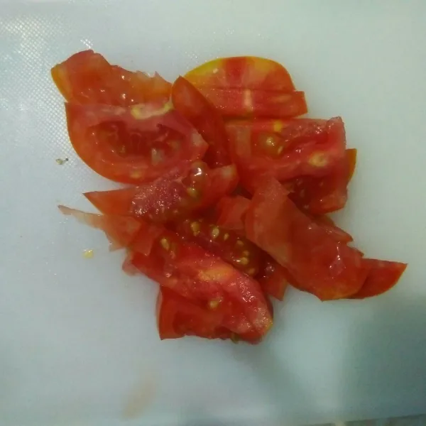 Potong-potong tomat.