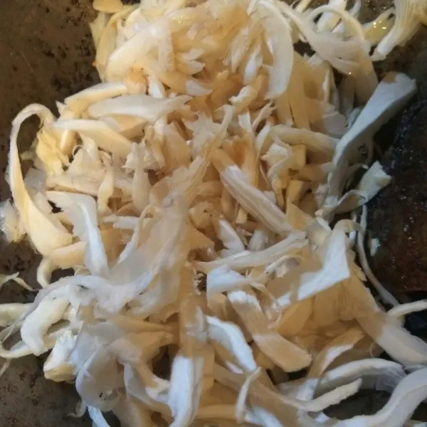 Panaskan minyak di wajan lalu tumis bumbu, setelah matang lalu masukkan jamur tiram, aduk rata. Tutup wajan, biarkan hingga layu.