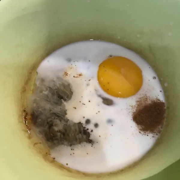Masukkan telur, gula, cinnamon, dan susu ke dalam mangkuk lalu aduk rata.