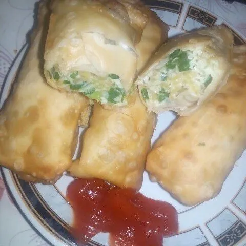 Sajikan martabak mie dan beri sedikit Saos.