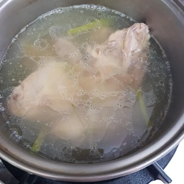 Setelah 5 menit, keluarkan ayam dan masukkan kembali ke dalam air es. Lakukan proses ini sebanyak 3x, tujuannya agar daging ayam kenyal.