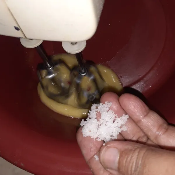 Kocok telur dengan menggunakan mixer kemudian beri sedikit garam, kocok hingga berbuih.