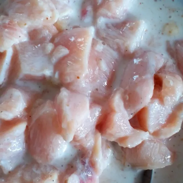 Masukkan potongan ayam ke dalam adonan tepun basah, remas-remas.