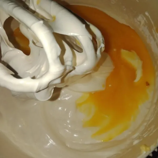 Setelah tercampur rata masukkan margarin, aduk kembali hingga rata .
