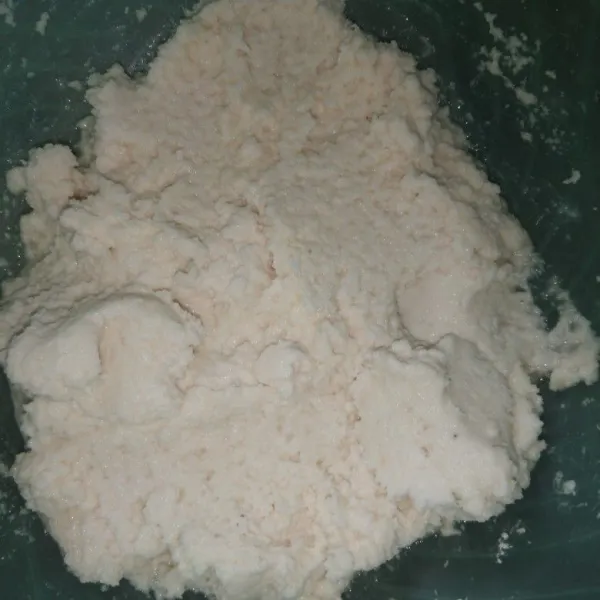 Parut 1/2 kg singkong.