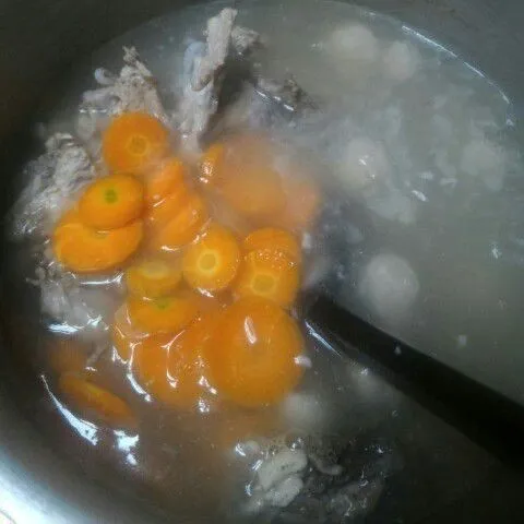 Masukkan bakso dan wortel masak hingga wortel setengah matang.
