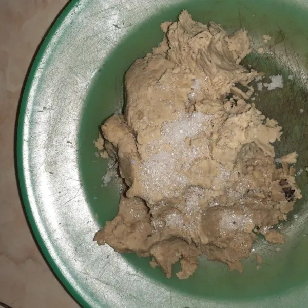 Tambahkan gula dan garam ke adonan tempe.