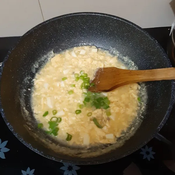 Tambahkan daun bawang. Aduk kembali. Sajikan.