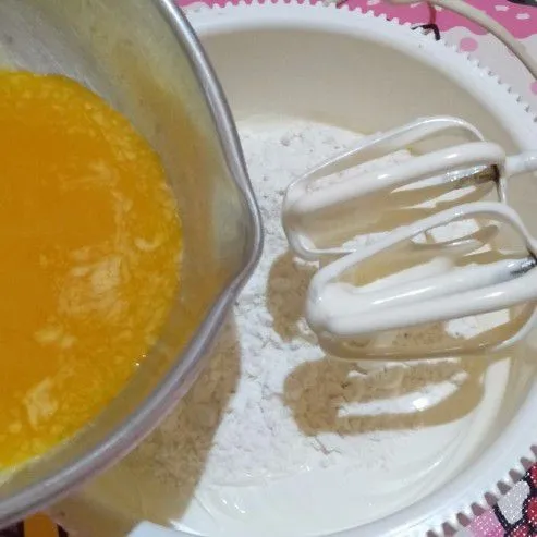 Masukkan juga mentega cair. kemudian mixer dengan kecepatan paling rendah.