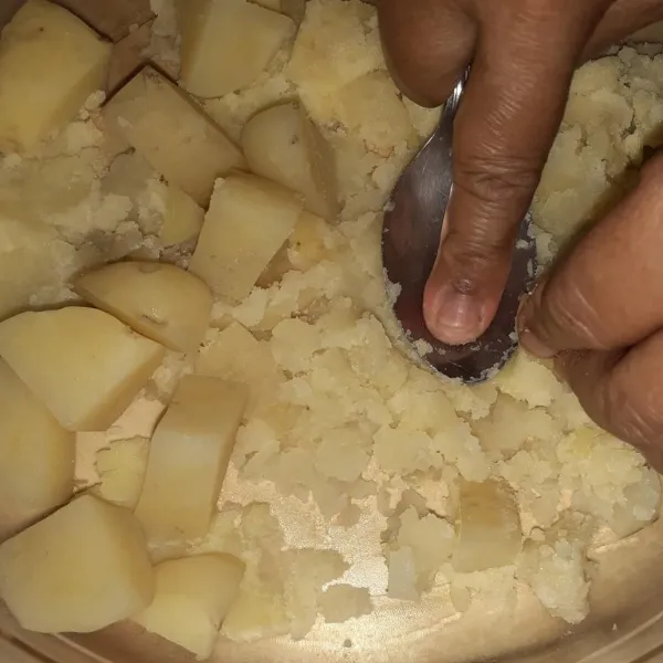 Haluskan kentang dengan menggunakan sendok, sisihkan.