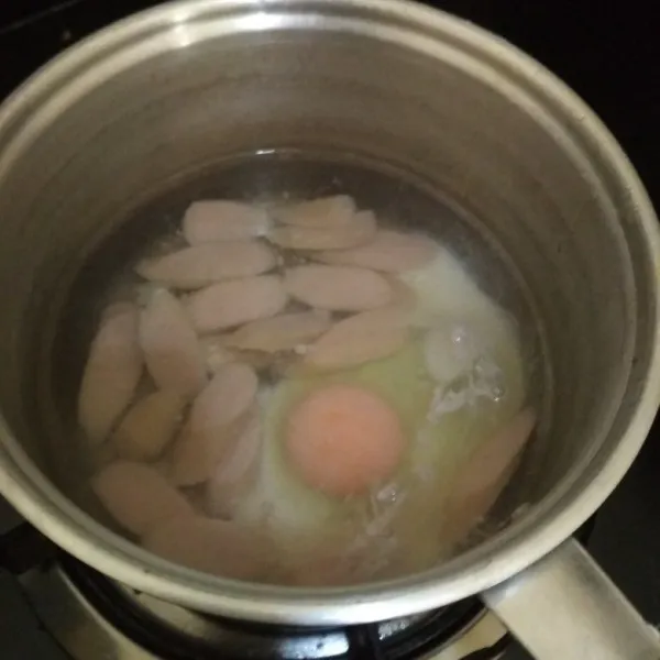 Rebus sosis dan telur buat orak-arik.