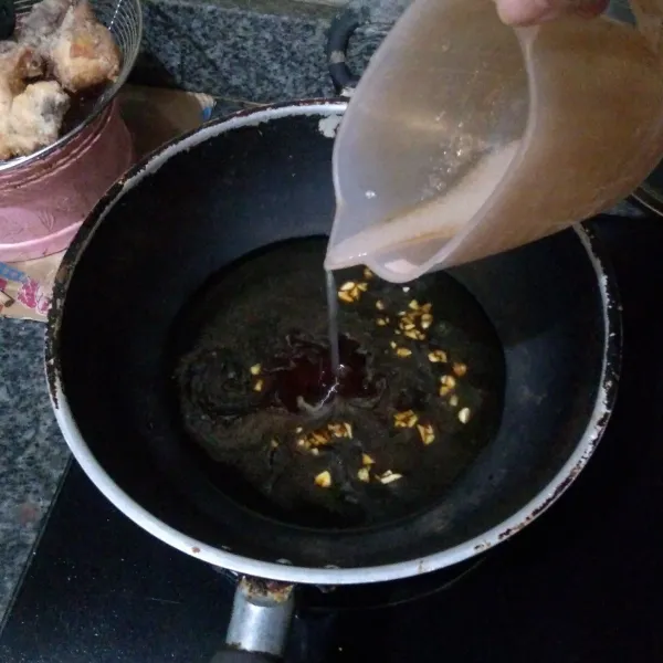 Masak soy sauce bersama bawang putih cincang, cuka beras, sari buah anggur, air jeruk lemon dan gula pasir. Masak hingga mendidih dan menjadi lebih pekat.