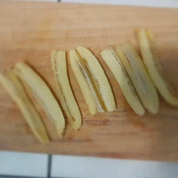 Potong pisang jadi 8 (sesuai selera).