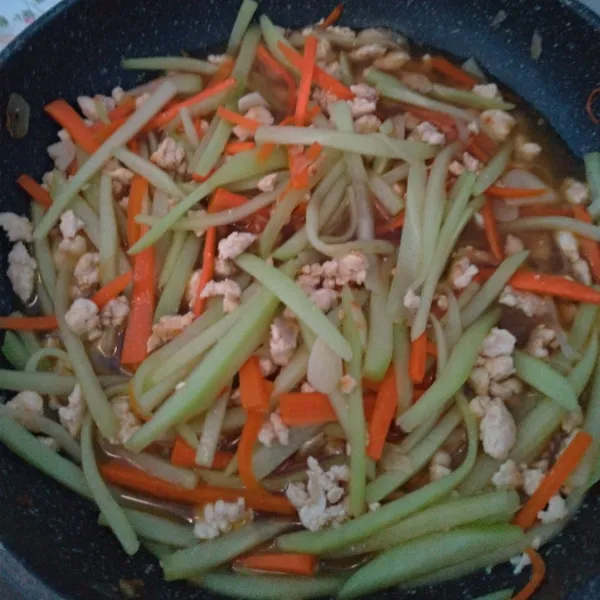 Kemudian masukan labu Siam, tumis sebentar lalu beri garam, kaldu jamur dan kecap manis, beri sedikit air, masak sampai matang dan angkat.