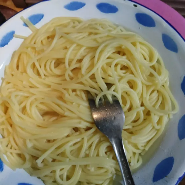 Rebus spaghetti sampai aldente, beri sedikit minyak sayur aduk, angkat dan tiriskan.