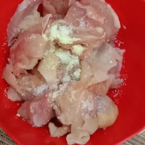 Merinasi atau lumuri ayam dengan garam dan kaldu bubuk kemudian sisihkan.