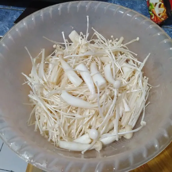 Cuci bersih jamur shimeji dan jamur enoki, didihkan air secukupnya lalu rebus jamur. Setelah matang angkat, tiriskan, dan sisihkan.