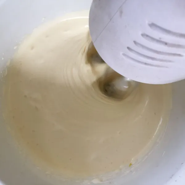 Masukkan minyak goreng ke dalam campuran adonan kemudian mixer kembali.