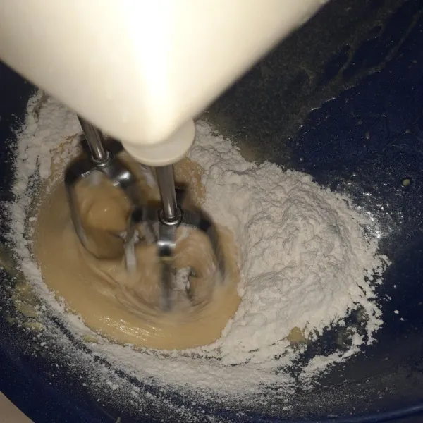Masukkan tepung terigu, mixer dengan kecepatan rendah.