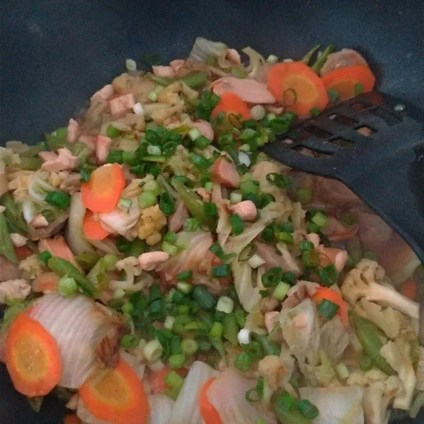 Tambahkan oyster, himsalt koreksi rasa tambahkan sedikit air tunggu sampai matang beri taburan daun bawang.