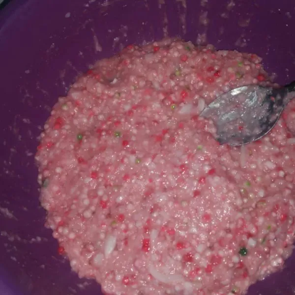 Berikut ini adalah adonan yang sudah tercampur rata, siap untuk dibungkus.