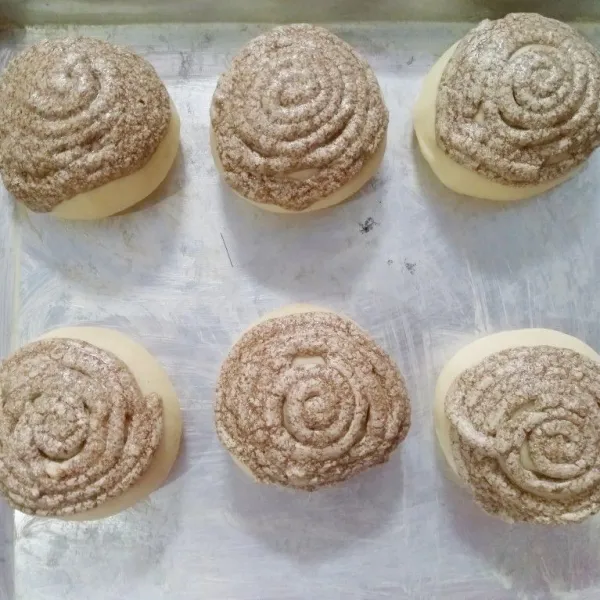 Beri topping kopi diatas roti secara melingkar. Oven selama 25 menit (tergantung oven masing")