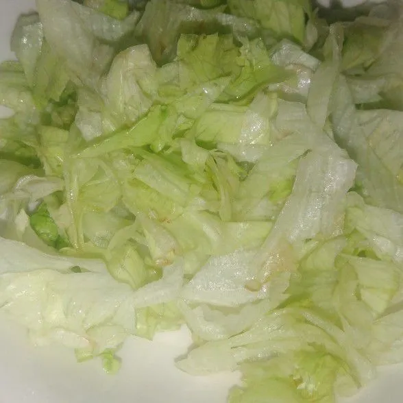 Siapkan cabbage, cuci bersih tiriskan lalu iris-iris cabbage letakkan di dalam mangkuk salad.