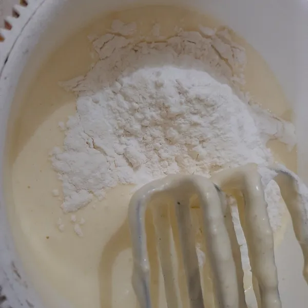 Masukkan tepung terigu dan tepung maizena yang sudak diayak.