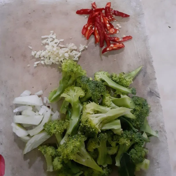 Siapkan bahan iris cabai merah, bawang bombay, cincang bawang putih, potong-potong brokoli.