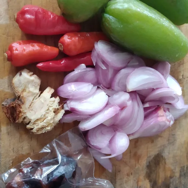 Siapkan bahan bumbu, iris tipis bawang merah dan geprek lengkuas.