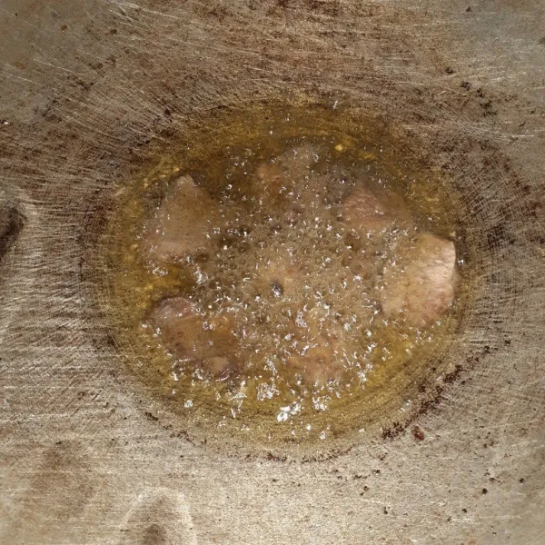 Panaskan minyak, goreng daging yang sudah digeprek tadi hingga berwarna kecokelatan, angkat dan tiriskan setelah kering dan matang.