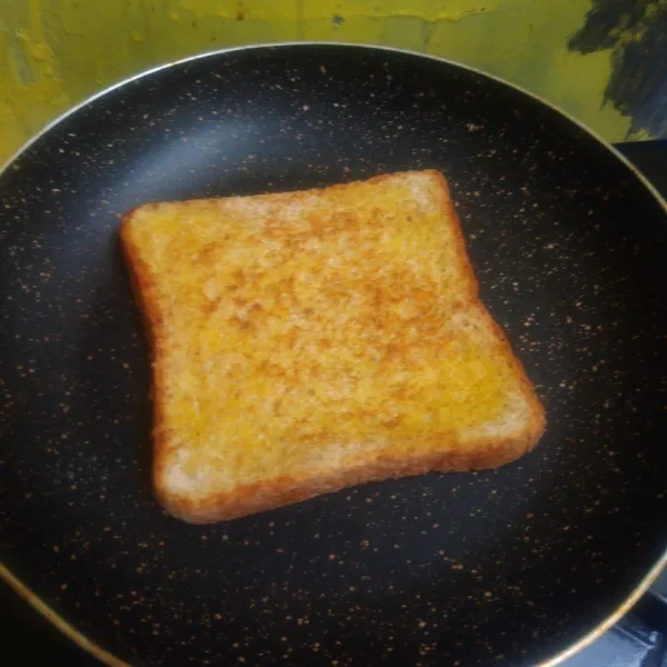 Olesi roti dengan unsalted butter, panggang roti hingga kecoklatan.