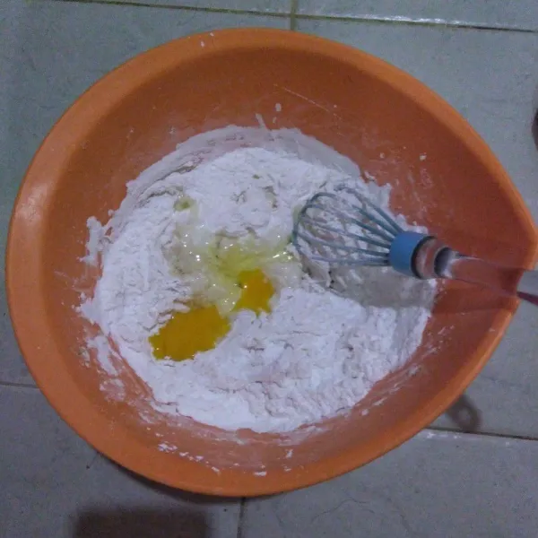 Masukkan tepung tapioka, tepung ketan, dan telur ayam. Aduk hingga tercampur rata.