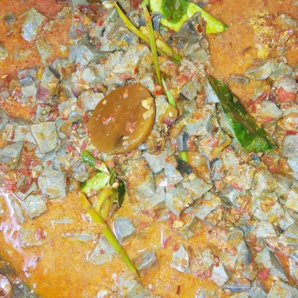 Masukan santan, air, gula merah dan daging hati biarkan hingga mendidih.