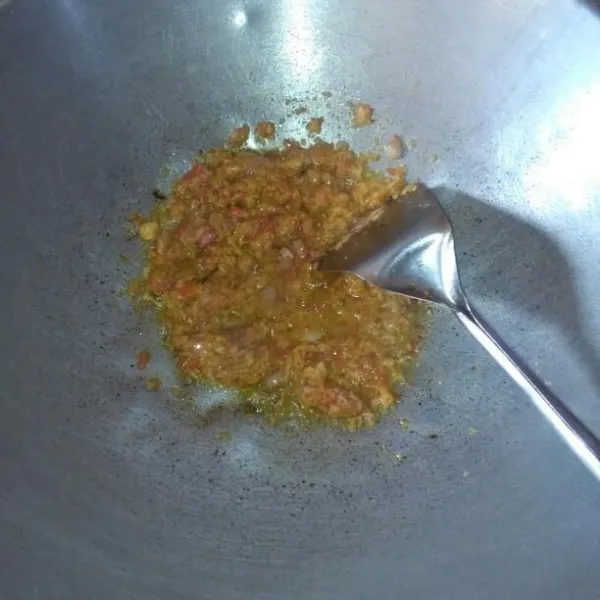 Haluskan bumbu, lalu tumis hingga harum, tambahkan sedikit penyedap, aduk rata.